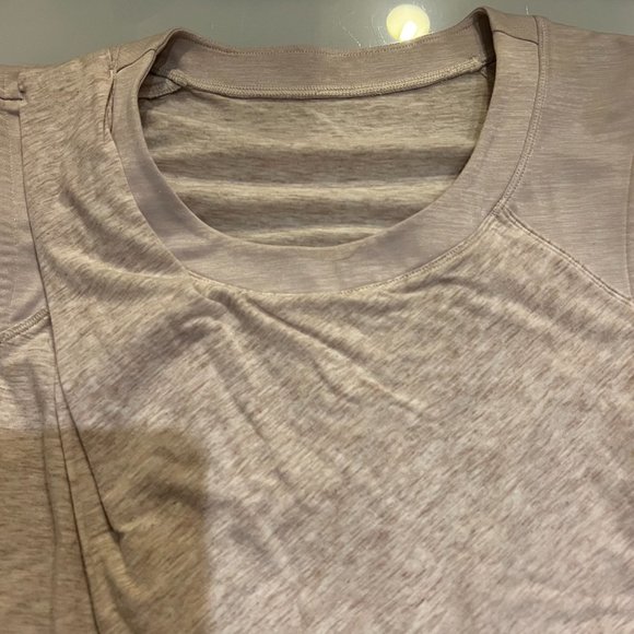 Lululemon To Class Tee, Heathered Dune (very light pinkish tan) Size 6 - Picture 3 of 6